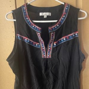 Long top with embroidered details around the neck